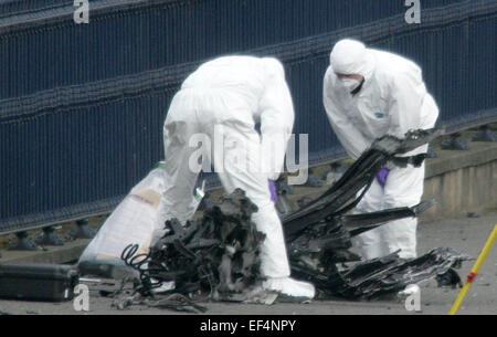 UNITED KINGDOM, Newry : Workmen repair damage buildings overlooking the Newry courthouse where a car bomb that exploded outside Stock Photo