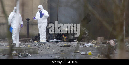 UNITED KINGDOM, Newry : Workmen repair damage buildings overlooking the Newry courthouse where a car bomb that exploded outside Stock Photo