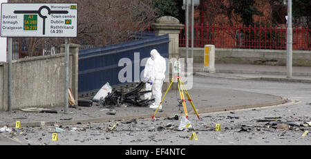 UNITED KINGDOM, Newry : Workmen repair damage buildings overlooking the Newry courthouse where a car bomb that exploded outside Stock Photo