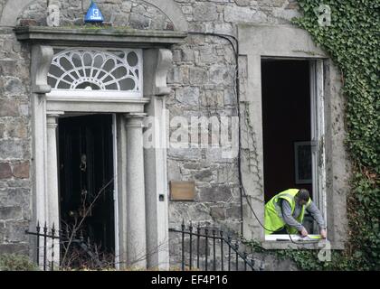 UNITED KINGDOM, Newry : Workmen repair damage buildings overlooking the Newry courthouse where a car bomb that exploded outside Stock Photo