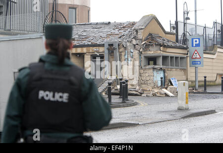 UNITED KINGDOM, Newry : Workmen repair damage buildings overlooking the Newry courthouse where a car bomb that exploded outside Stock Photo