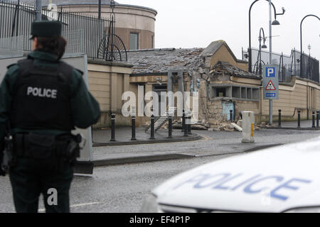 UNITED KINGDOM, Newry : Workmen repair damage buildings overlooking the Newry courthouse where a car bomb that exploded outside Stock Photo