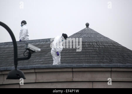 UNITED KINGDOM, Newry : Workmen repair damage buildings overlooking the Newry courthouse where a car bomb that exploded outside Stock Photo