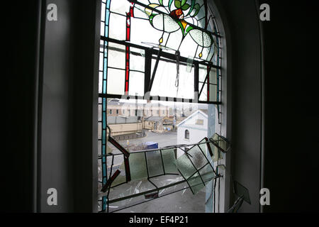 UNITED KINGDOM, Newry : Workmen repair damage buildings overlooking the Newry courthouse where a car bomb that exploded outside Stock Photo