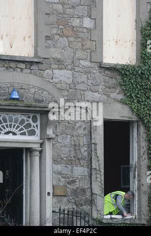 UNITED KINGDOM, Newry : Workmen repair damage buildings overlooking the Newry courthouse where a car bomb that exploded outside Stock Photo