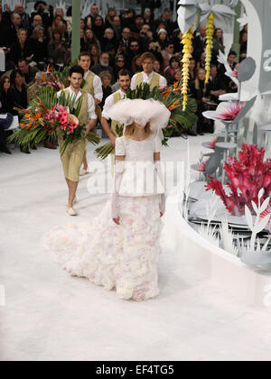 Paris, France. 27th Jan, 2015. A model wears a creation by German designer Lagerfeld as part of Chanel spring/summer 2015 collection presented during the Paris Haute Couture fashion week, in Paris, France, 27 January 2015. Paris Haute Couture fashion shows run until 29 January 2015. Credit:  dpa picture alliance/Alamy Live News Stock Photo