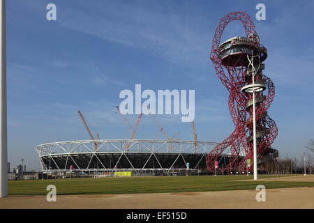 Reconstruction work to the London Olympic stadium. Also shows the ArcelorMittal Orbit observation tower. January 2015 Stock Photo