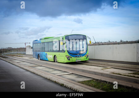 Cambridge guided bus on the Cambridge Biomedical Campus near Addenbrooke's Hospital Stock Photo