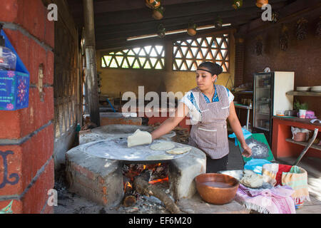 Comal tortillas fotografías e imágenes de alta resolución - Alamy