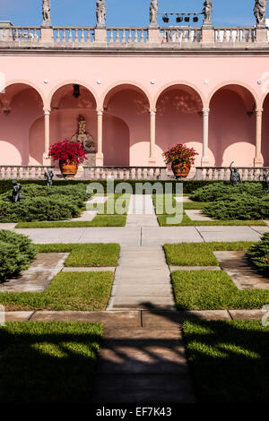 Grandi vasi di terracotta nel giardino del Ringling Museum of Art di  Sarasota FL, Stati Uniti d'America Foto stock - Alamy