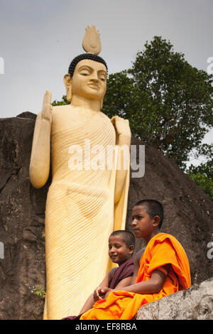 BUDDHIST TEMPLE AND SCHOOL NEAR UNAWATUNA Stock Photo