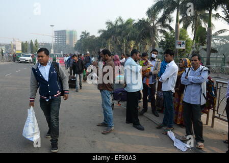Dhaka, Bangladesh. 29th Jan, 2015. Passengers wait for buses on a street during a 24-hour countrywide non-stop strike in Dhaka, Bangladesh, Jan. 29, 2015. A 20-party alliance led by Bangladesh Nationalist Party (BNP) chief former prime minister Khaleda Zia called for a 24-hour countrywide non-stop strike from Thursday morning demanding fresh elections under a non-party caretaker government system. © Shariful Islam/Xinhua/Alamy Live News Stock Photo