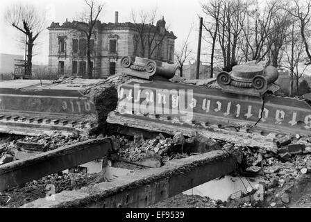The photo by famous photographer Richard Peter sen. shows the ruins of the Dresden City Art Gallery in the Lennéstraße. The photo was taken after 17 September 1945. Especially the Allied air raids between 13 and 14 February 1945 led to extensive destructions of the city.  Photo: Deutsche Fotothek / Richard Peter sen. - NO WIRE SERVICE - Stock Photo