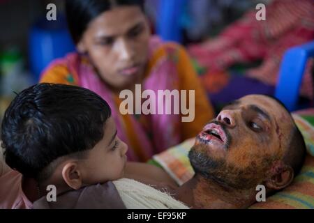 Dhaka, Bangladesh. 29th Jan, 2015. Son of a arson victim near his fathe's bed at Dhaka Medical College Hospital (DMCH). Forty-two more victims with different degrees of injuries are now taking treatment at Dhaka Medical College Hospital (DMCH).Since blockade starts from 4th January 35 people had died by political violance and 19 of them by arson. Credit:  zakir hossain chowdhury zakir/Alamy Live News Stock Photo