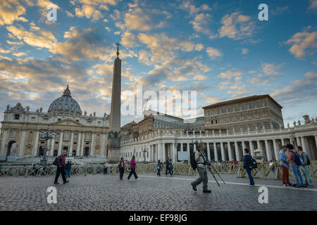 View of an early sunset over St Peter's Basilica and the Apostolic Palace in St Peter's Square, Vatican City, Rome, Italy. Stock Photo