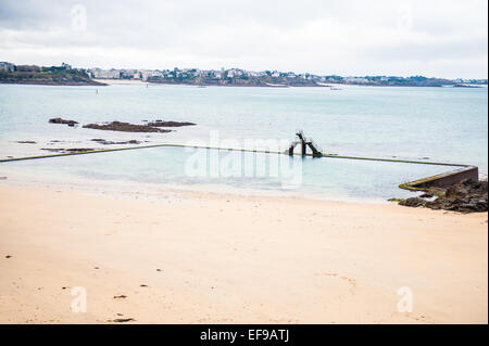 Open air seawater swimming pool on Bon Secours beach, in front of the walled city of Saint Malo, Ille-et-Vilaine, Brittany, Fran Stock Photo