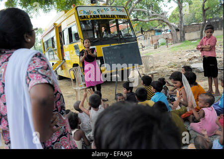 Indian Bus schools project educating poor 'slum' kids in the basics of literarcy and numeracy so that they can graduate to state Stock Photo