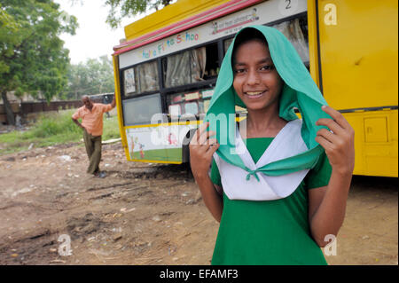 Indian Bus schools project educating poor 'slum' kids in the basics of literarcy and numeracy so that they can graduate to state Stock Photo