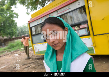 Indian Bus schools project educating poor 'slum' kids in the basics of literarcy and numeracy so that they can graduate to state Stock Photo