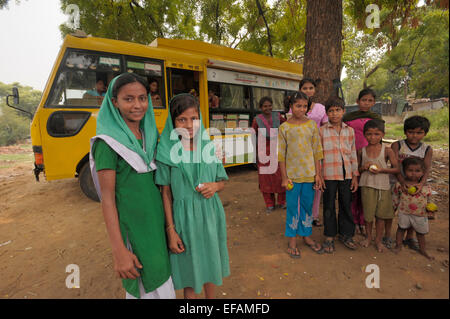 Indian Bus schools project educating poor 'slum' kids in the basics of literarcy and numeracy so that they can graduate to state Stock Photo