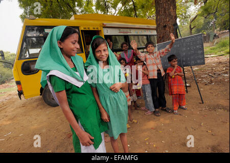 bus schools visit slum areas of delhi india to provide kids with lessons in numeracy and literacy supported by dfid and unicef Stock Photo