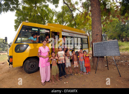 bus schools visit slum areas of delhi india to provide kids with lessons in numeracy and literacy supported by dfid and unicef Stock Photo