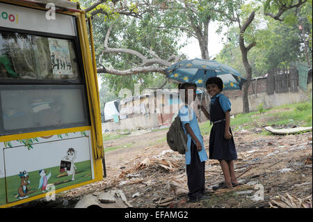 Indian Bus schools project educating poor 'slum' kids in the basics of literarcy and numeracy so that they can graduate to state Stock Photo