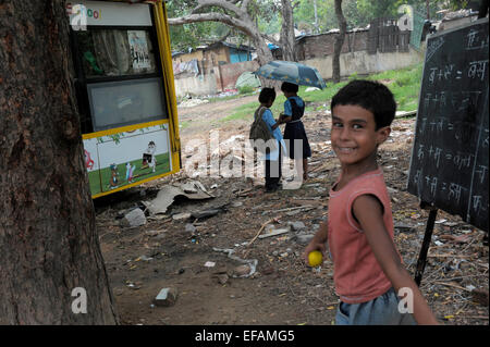 Indian Bus schools project educating poor 'slum' kids in the basics of literarcy and numeracy so that they can graduate to state Stock Photo