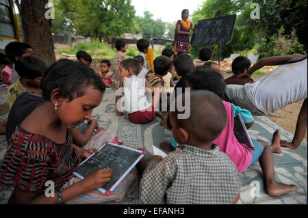 Indian Bus schools project educating poor 'slum' kids in the basics of literarcy and numeracy so that they can graduate to state Stock Photo