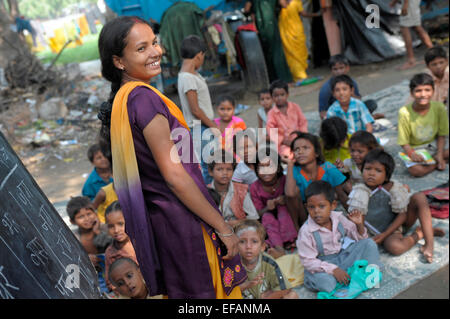 indian school teacher part of bus schools project delhi educating and equipping 'slum' kids with basic literacy and numeracy schools Stock Photo