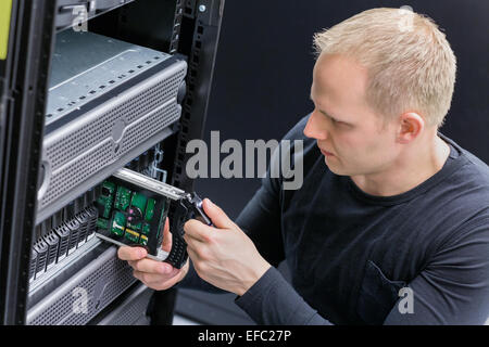 IT Consultant replace SAN hard drive Stock Photo