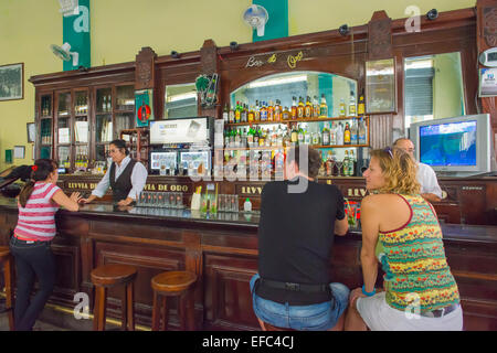 Cuba Old Havana La Habana Vieja Cafeteria La Lluvia de Oro bar restaurant cafe palador interior mirrors drinkers drinking men women Stock Photo