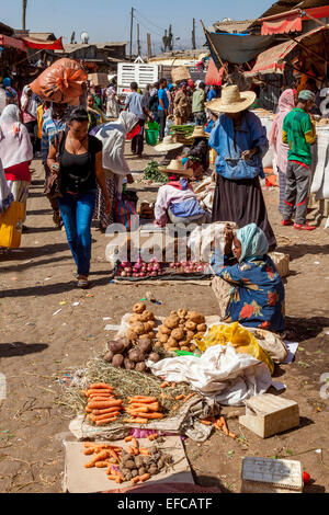 Local People Shopping In The Merkato, Addis Ababa, Ethiopia Stock Photo