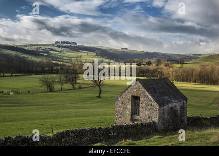 Farmland in the peaks - A old brick barn shows the boundary between the farmland and the national park in The Peak Disctrict Stock Photo