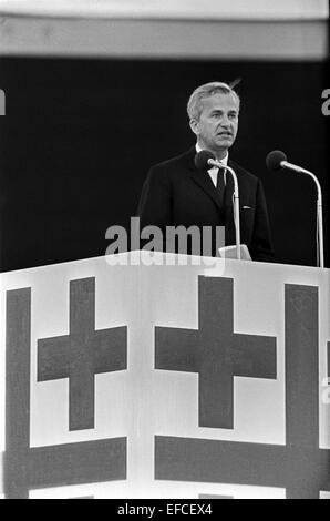 (FILE) An archive picture dated 16 July 1969, shows former German Federal President Richard von Weizsaecker speaking as (lit. Church Congress President) at the Neckarstadion in Stuttgart. According to dpa information, Von Weizsaecker died at the age of 94 on 31 January 2015. PHOTO: FRITZ REISS/dpa (only b&w) Stock Photo