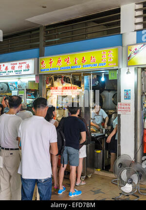 Line outside the Wanton Noodle Food Stall in the Tiong Bahru Hawker Centre, Tiong Bahru Estate, Singapore Stock Photo