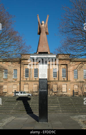 La Pasionaria (The Passion Flower) statue by Arthur Dooley outside the Custom House, facing south across the River Clyde Stock Photo