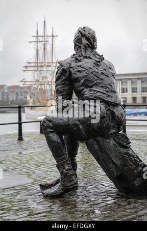 Bronze sculpture by artist Steve Joyce of voyager John Cabot looking out at the Kaskelot sailing ship moored in Bristol's floating harbour Stock Photo