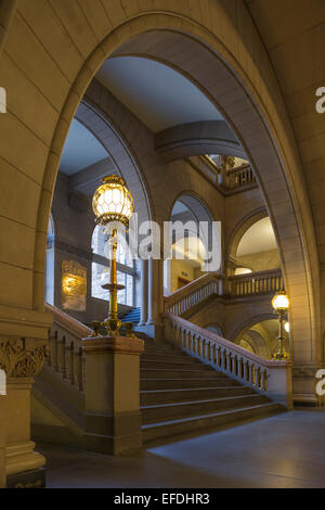 ARCHWAYS STAIRCASE ALLEGHENY COUNTY COURTHOUSE (©HENRY HOBSON RICHARDSON 1888) DOWNTOWN PITTSBURGH PENNSYLVANIA USA Stock Photo