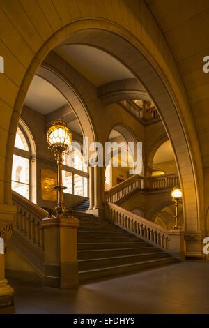 ARCHWAYS STAIRCASE ALLEGHENY COUNTY COURTHOUSE (©HENRY HOBSON RICHARDSON 1888) DOWNTOWN PITTSBURGH PENNSYLVANIA USA Stock Photo