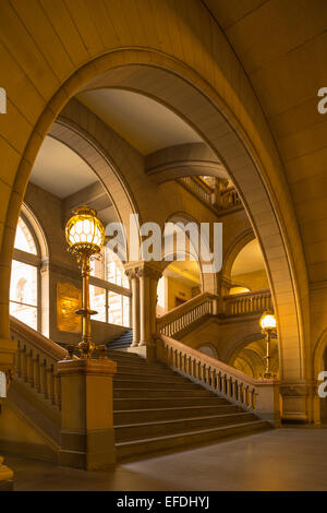 ARCHWAYS STAIRCASE ALLEGHENY COUNTY COURTHOUSE (©HENRY HOBSON RICHARDSON 1888) DOWNTOWN PITTSBURGH PENNSYLVANIA USA Stock Photo