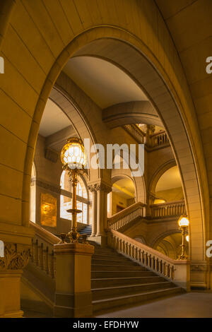 ARCHWAYS STAIRCASE ALLEGHENY COUNTY COURTHOUSE (©HENRY HOBSON RICHARDSON 1888) DOWNTOWN PITTSBURGH PENNSYLVANIA USA Stock Photo