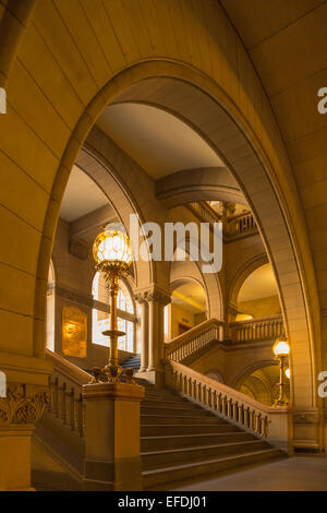 ARCHWAYS STAIRCASE ALLEGHENY COUNTY COURTHOUSE (©HENRY HOBSON RICHARDSON 1888) DOWNTOWN PITTSBURGH PENNSYLVANIA USA Stock Photo