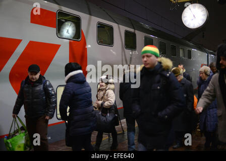 Moscow, Feb. 2. 1st Feb, 2015. Passangers of the first double-decker train between Moscow and Saint. Petersburg arrive in Moscow, Russia, Feb. 2, 2015. The first trip from St. Petersburg to Moscow started on Feb. 1, 2015. The train runs daily. It departs from St. Petersburg at 22:50 and arrives in Moscow on the next day at 6:47 AM. © Pavel Bednyakov/Xinhua/Alamy Live News Stock Photo