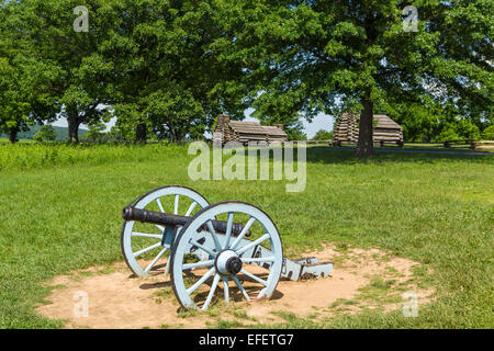 Cannon & reconstructed huts at site of Muhlenberg's Brigade encampment, Valley Forge National Historical Park, Pennsylvania, USA Stock Photo