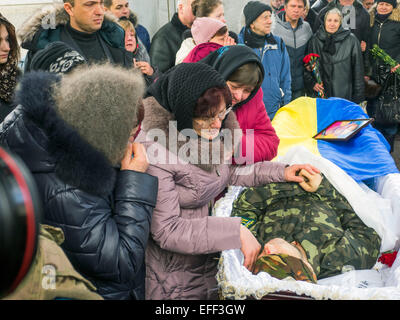 Kiev, Ukraine. 02nd Feb, 2015. People pay their final respects to Vadim Zherebilo, who was killed in fighting against Russian-backed separatists, during a commemoration ceremony in Independence Square in Kiev. -- Lying-in-state ceremony on Independence Square in Kiev of soldiers of the Aidar volunteer battalion fallen during the fighting in the east of Ukraine. Credit:  Igor Golovnov/Alamy Live News Stock Photo