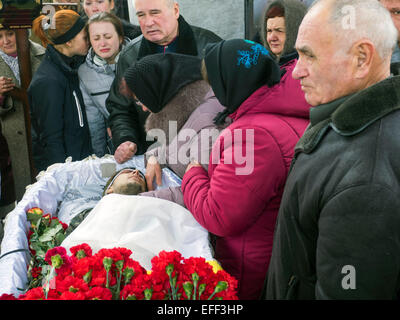 Kiev, Ukraine. 02nd Feb, 2015. People pay their final respects to Vadim Zherebilo, who was killed in fighting against Russian-backed separatists, during a commemoration ceremony in Independence Square in Kiev. -- Lying-in-state ceremony on Independence Square in Kiev of soldiers of the Aidar volunteer battalion fallen during the fighting in the east of Ukraine. Credit:  Igor Golovnov/Alamy Live News Stock Photo