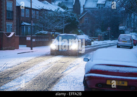 South London, UK. 03rd Feb, 2015. Picture shows traffic on snow laden streets in Wimbledon, South Wimbledon, where there has been snow showers across parts of London. Credit:  Jeff Gilbert/Alamy Live News Stock Photo