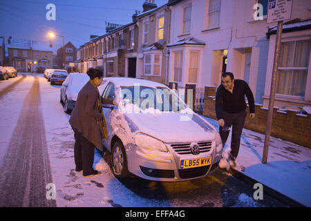 South London, UK. 03rd Feb, 2015. Picture shows a couple cleaning snow of their car in Wimbledon, South Wimbledon, where there has been snow showers across parts of London. Credit:  Jeff Gilbert/Alamy Live News Stock Photo