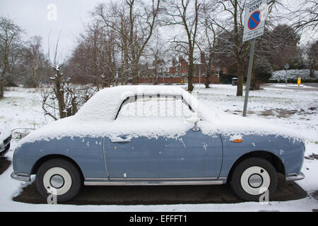 South London, UK. 03rd Feb, 2015. Picture shows a snow covered car on Wimbledon Common, where there has been snow showers across parts of London. Credit:  Jeff Gilbert/Alamy Live News Stock Photo